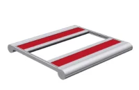 teilgeöffnete Rote Markise mit silbernem Rahmen und runder Kasten